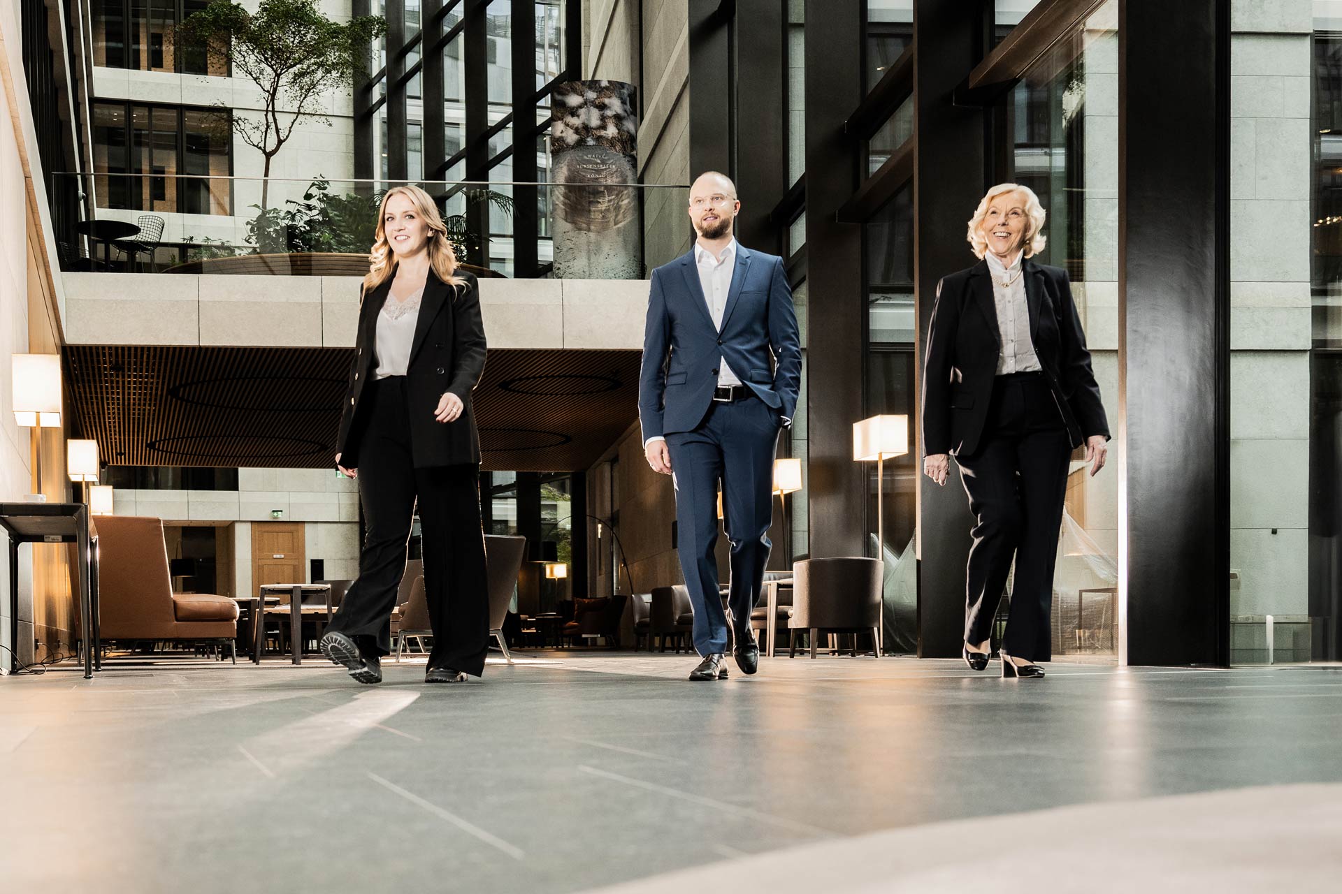 TSH Sachverständige gehen auf Kamera zu