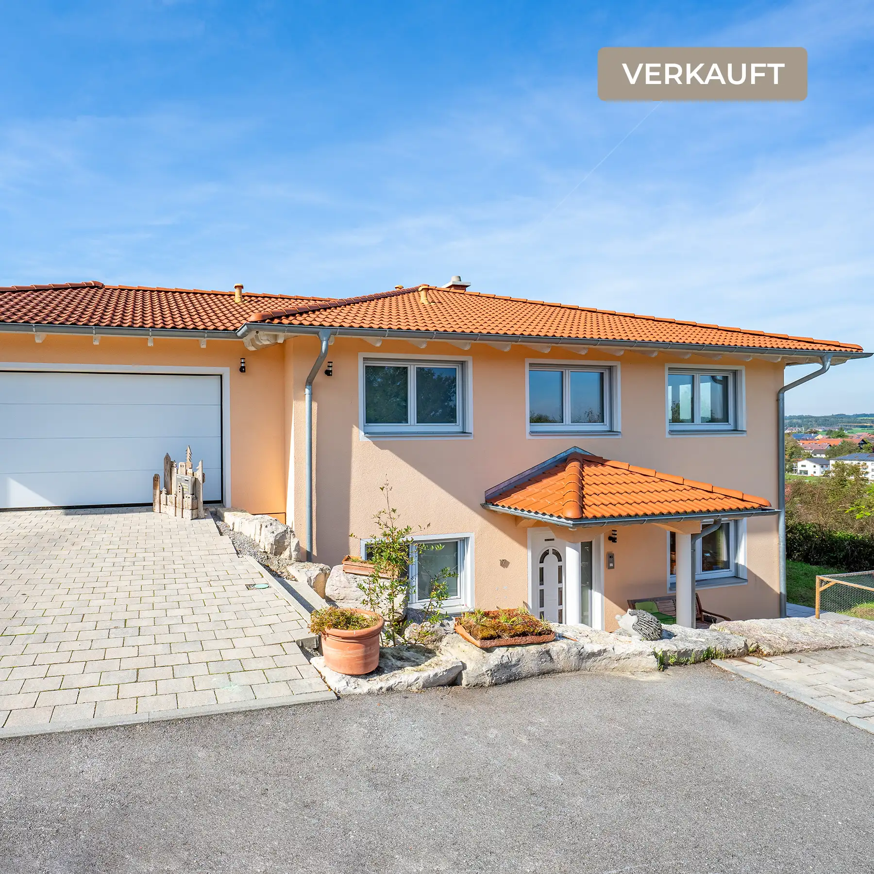 Ansicht Haus mit Garage