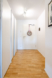 Wohnungseingang und Flur - Exklusive 3-Zi.-Whg. mit Südbalkon & Garage in ruhiger Zentrumslage!
